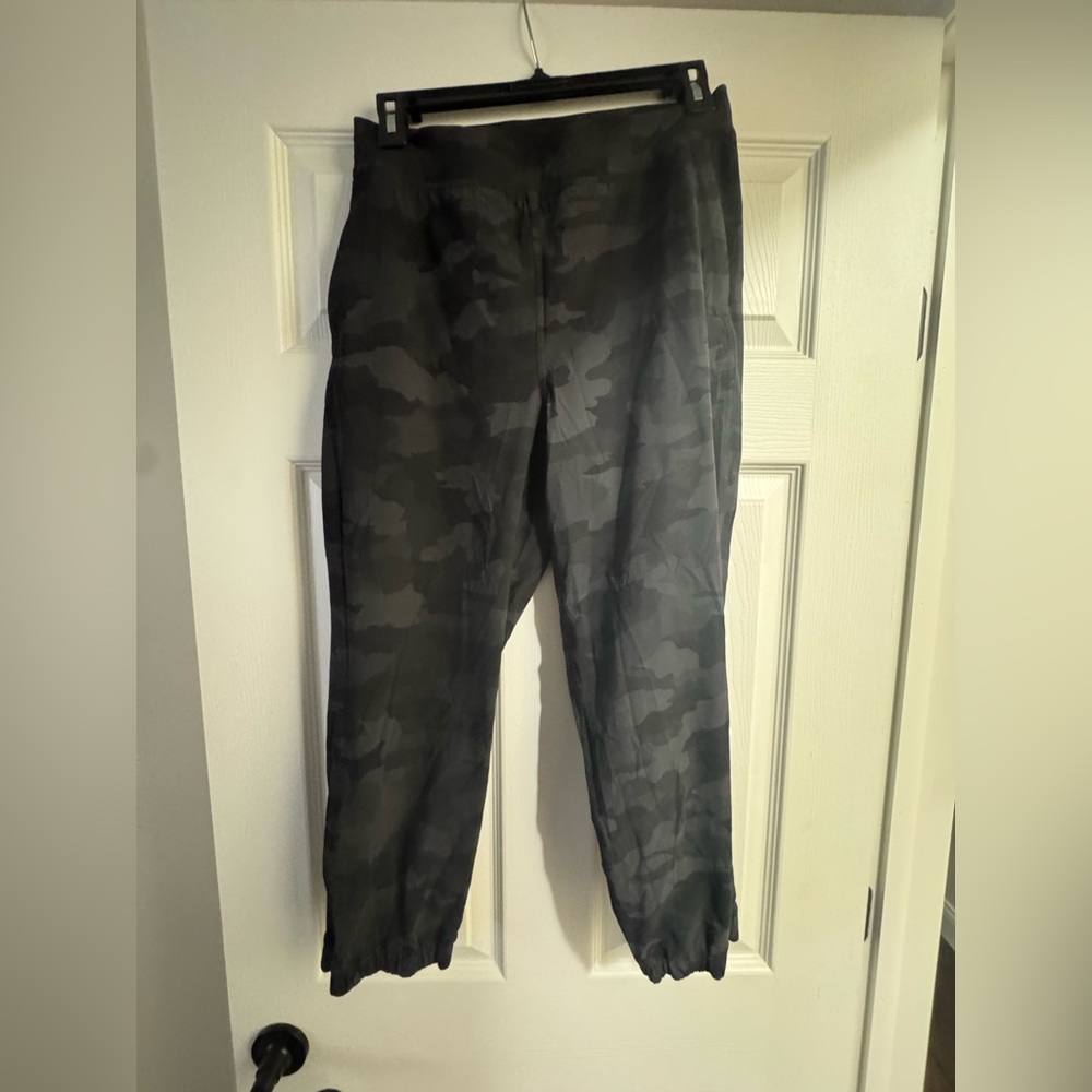 Lululemon Adapted state camo joggers cropped size 6